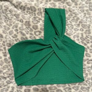 Super cute green crop top! 🌴
